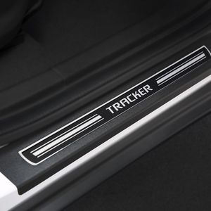 Soleira De Porta Resinada  Tracker 1.0 1.2 turbo pcd Acessórios Chevrolet 98551348